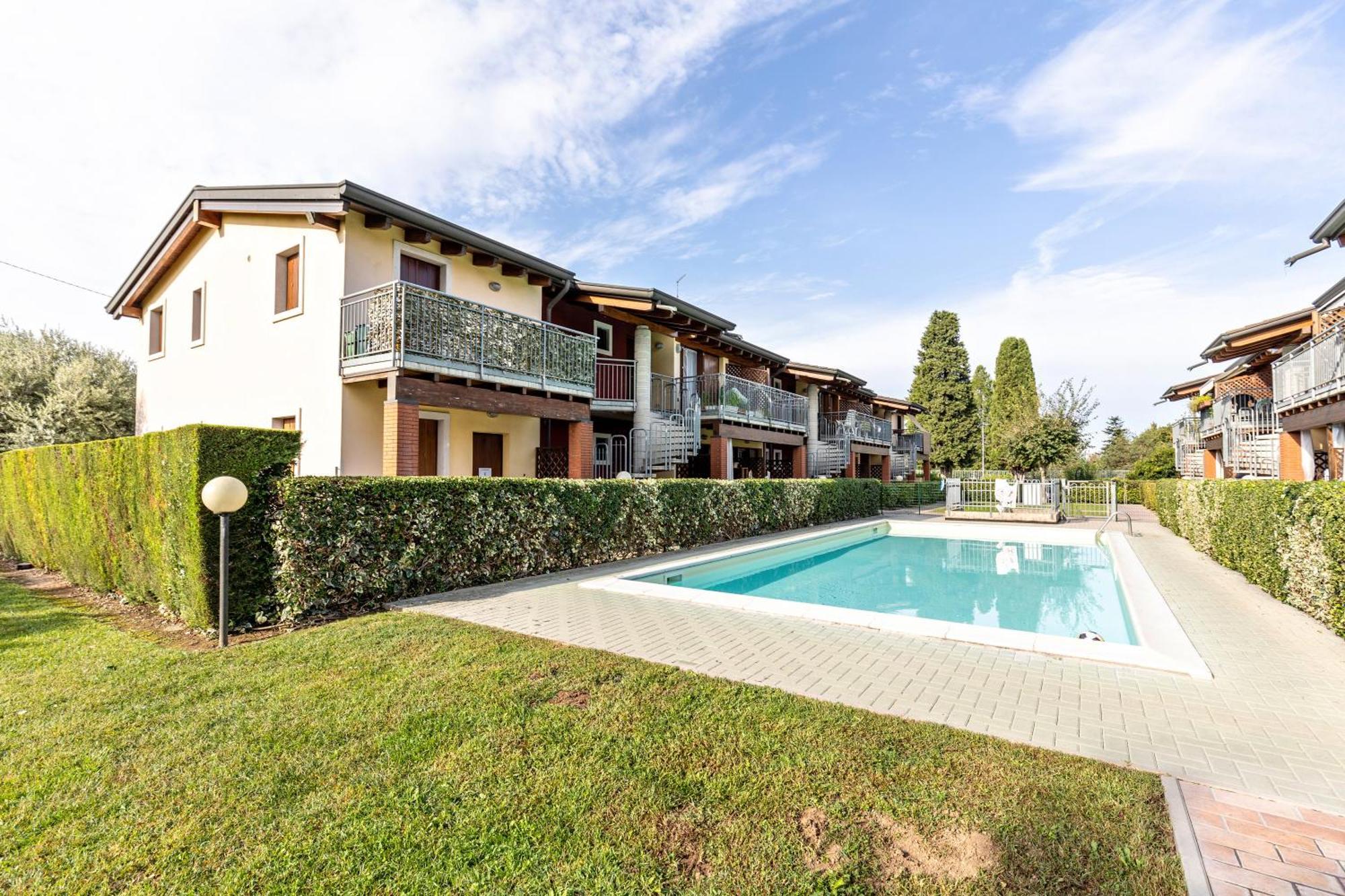 Residence La Corte Near Gardaland Castelnuovo del Garda Exterior photo